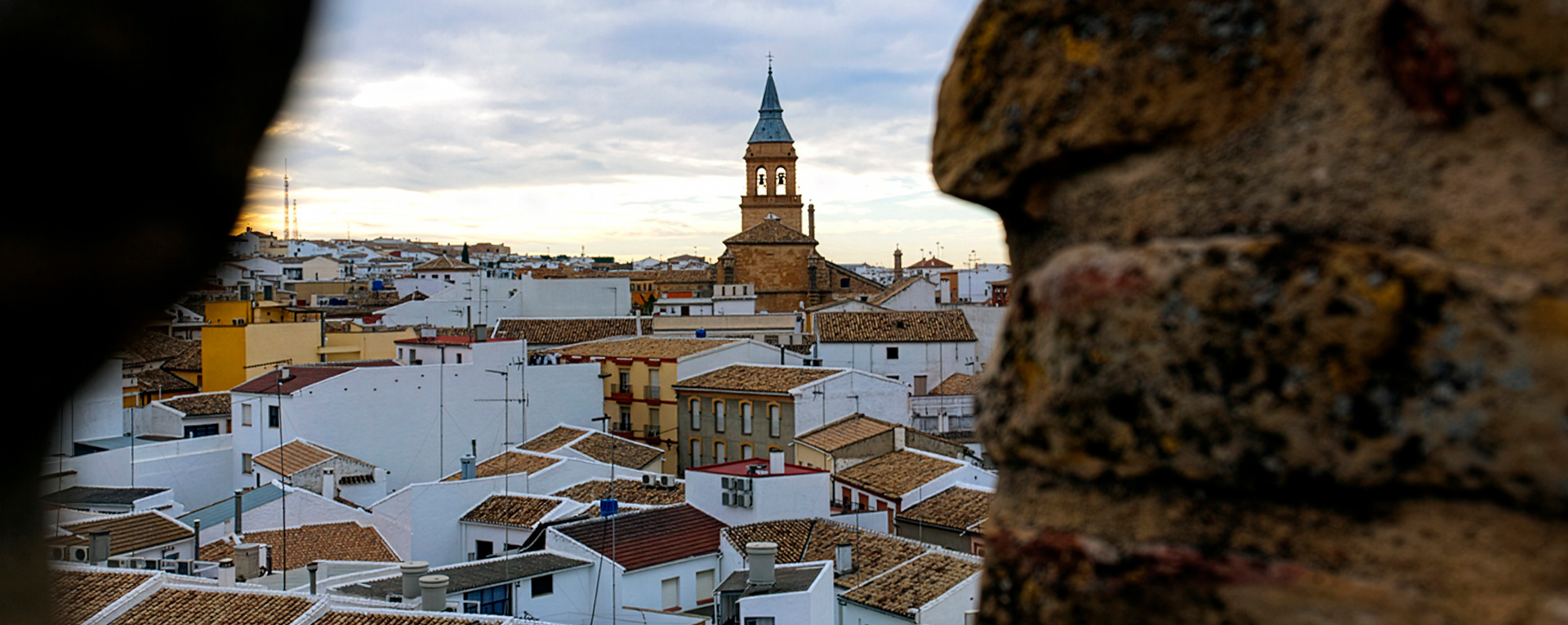 Vista de Arjonilla desde el castillo con su torre al fondo