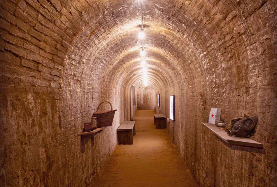 Túnel histórico iluminado bajo el castillo de Arjonilla